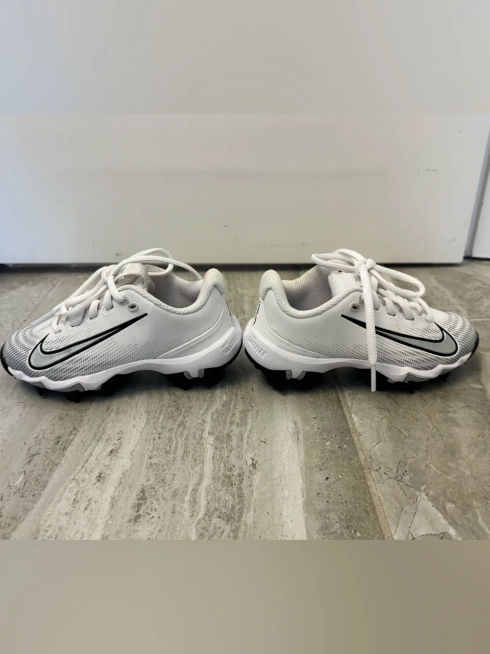 Nike EUC Youth Baseball/Softball Cleats White & Silver Size 11C